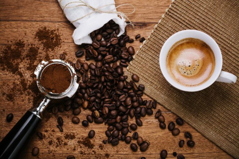 Sản xuất cà phê thường chúng ta bắt đầu từ việc trồng cà phê, sau đó thu hoạch, xử lý hạt và cuối cùng là rang xay để tạo ra cà phê hoàn chỉnh.