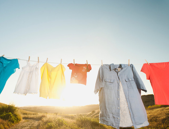Nước xả vải (hoặc chất làm mềm vải) được biết đến là một loại chất lỏng, được sử dụng trong quá trình giặt đồ để làm mềm và thơm cho quần áo. Trái ngược với chất tẩy rửa, chất làm mềm vải có thể được coi là một loại chất hỗ trợ giặt sau khi xử lý.