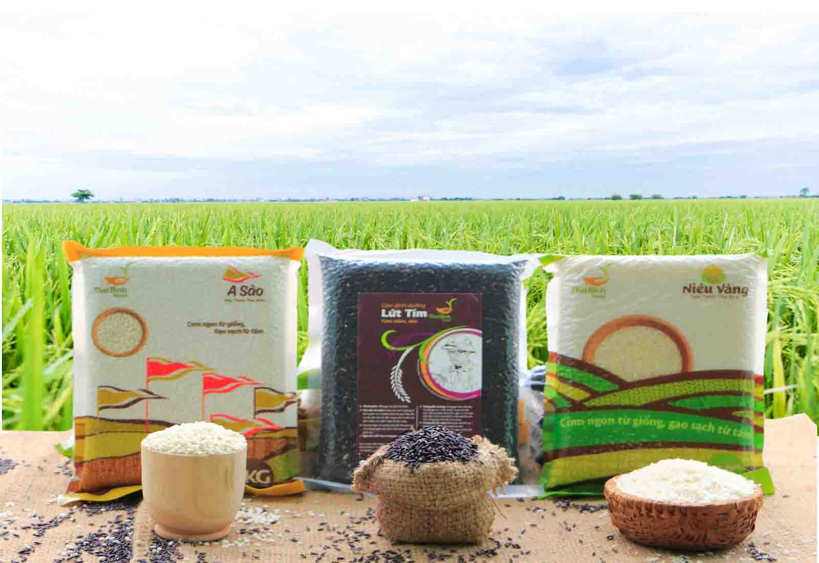 Quy cách đóng gói gạo xuất khẩu thường phải tuân theo các tiêu chuẩn quốc tế, và quy định của quốc gia xuất khẩu cũng như quốc gia nhập khẩu. Gạo thường được đóng gói trong bao polypropylene chất lượng cao, với trọng lượng thường là 25kg hoặc 50kg mỗi bao.