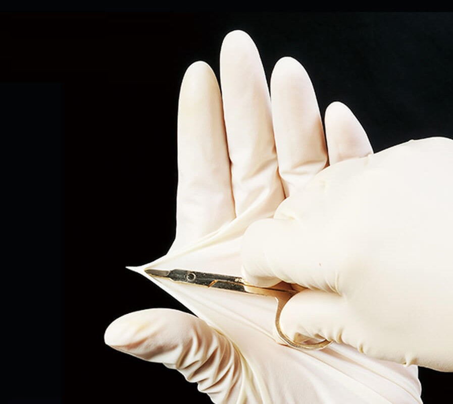 Găng tay y tế là một loại găng tay được thiết kế đặc biệt để sử dụng trong các môi trường y tế và các môi trường liên quan. Chúng được chế tạo từ các loại vật liệu như cao su tổng hợp, latex, nitrile hoặc vinyl, tùy thuộc vào mục đích sử dụng và yêu cầu cụ thể.