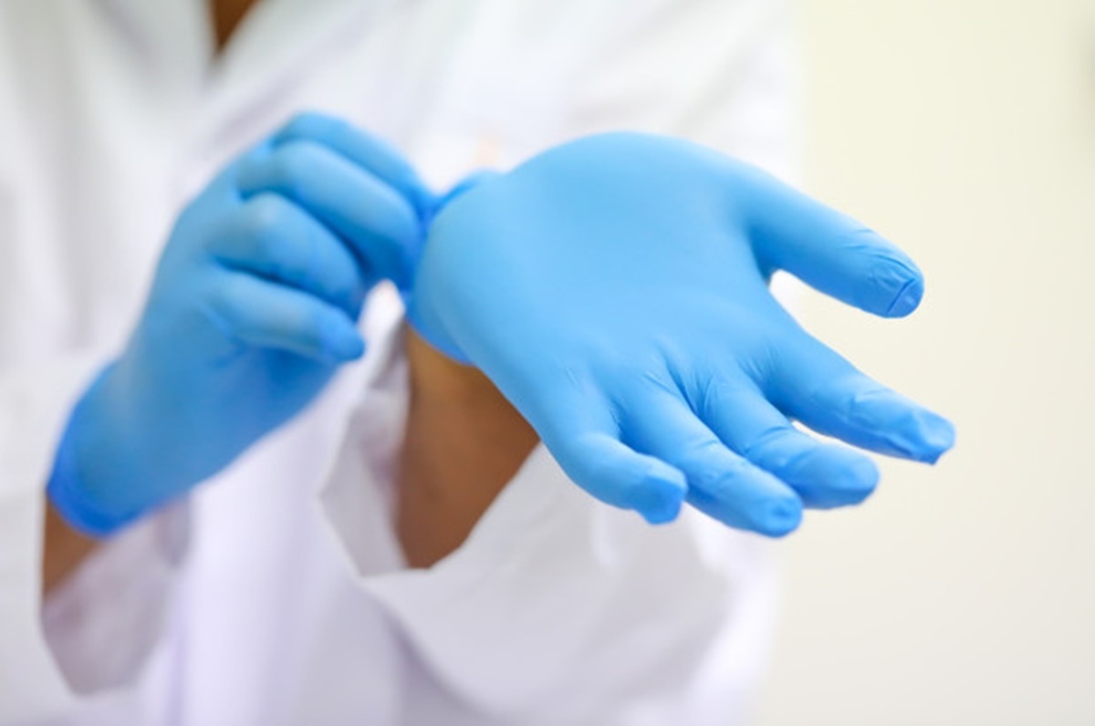 Găng tay y tế là một loại găng tay được thiết kế đặc biệt để sử dụng trong các môi trường y tế và các môi trường liên quan. Chúng được chế tạo từ các loại vật liệu như cao su tổng hợp, latex, nitrile hoặc vinyl, tùy thuộc vào mục đích sử dụng và yêu cầu cụ thể.