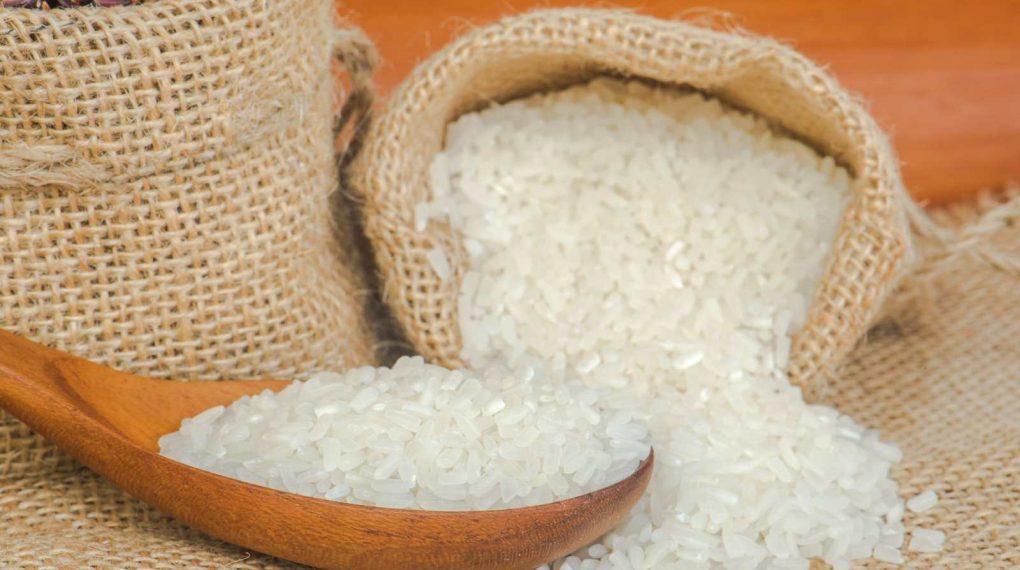 Quy cách đóng gói gạo xuất khẩu thường phải tuân theo các tiêu chuẩn quốc tế, và quy định của quốc gia xuất khẩu cũng như quốc gia nhập khẩu. Gạo thường được đóng gói trong bao polypropylene chất lượng cao, với trọng lượng thường là 25kg hoặc 50kg mỗi bao.